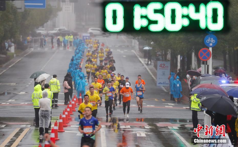 图为选手在比赛中。 中新社记者 杜洋 摄