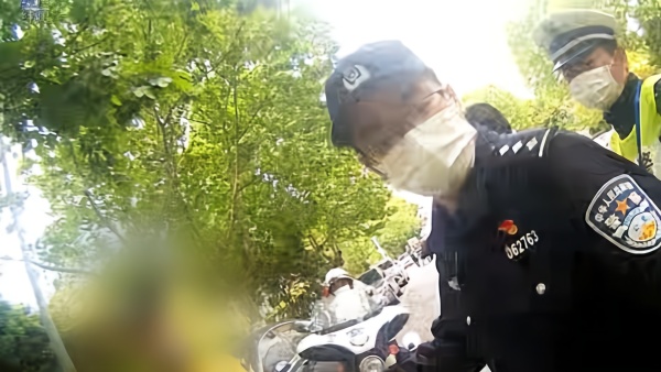 外卖员闯红灯躲交警刮花轿车，车主让赔1元劝其莫违规