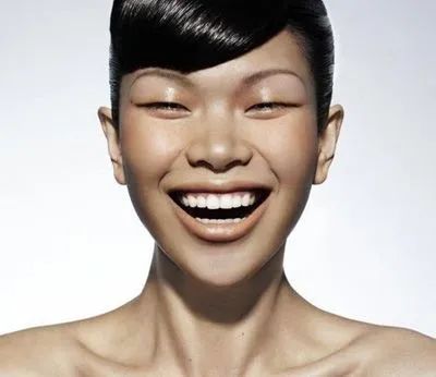 小眼睛,塌鼻梁,厚嘴唇,宽脸盘,短下巴,她的五官中没有出挑的地方,与