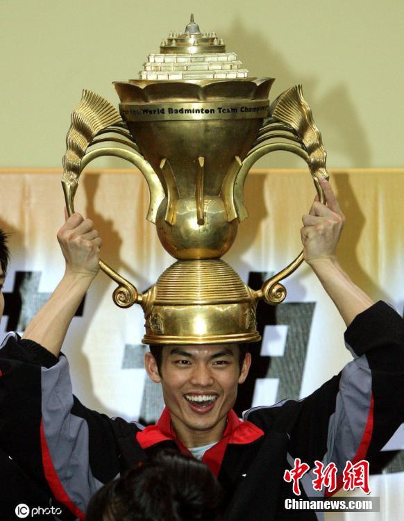  当地时间2005年5月15日，2005年苏迪曼杯决赛，林丹获得首座苏迪曼杯冠军奖杯。图片来源：ICphoto