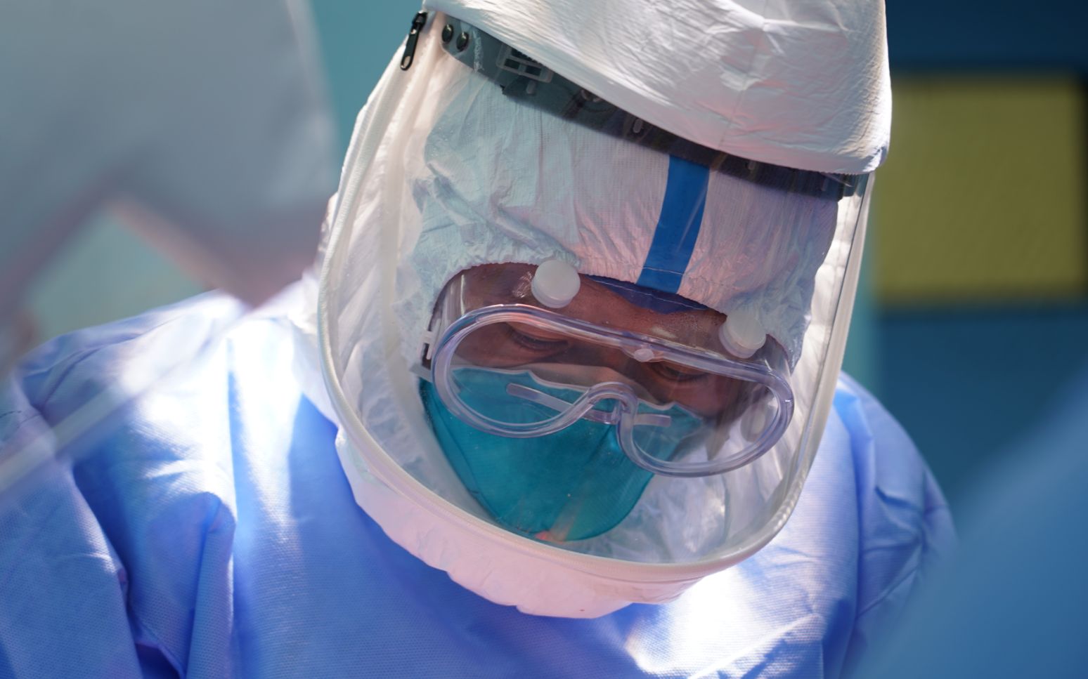 首例老年新冠肺移植主刀医生患者能否全面康复仍需观察