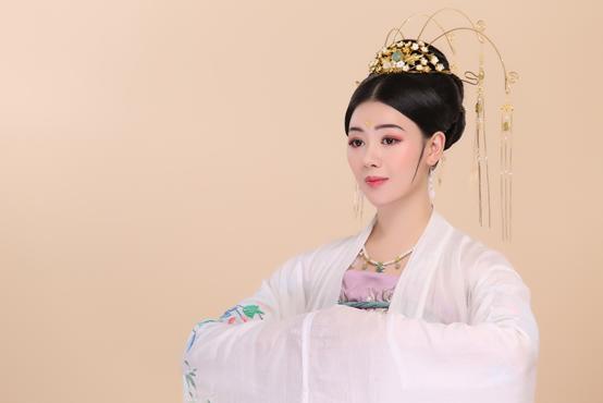 2016年,熊欣洋主演爆笑青春喜剧《好好谈恋爱》,露露