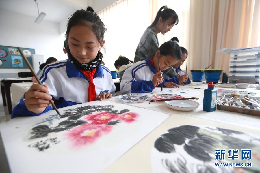 12月1日,山东省青岛市即墨区龙山中心小学国画社团的学生在学习绘画。 近年来,为培养学生兴趣爱好,丰富校园文化生活,山东省青岛市即墨区龙山中心小学以社团活动为平台,积极开展特色教育活动。学生可根据喜好自主选择参加足球、国画、钢琴、手工等多种社团课程,让孩子们在推进素质教育的过程中快乐成长。 新华社发(梁孝鹏 摄)
