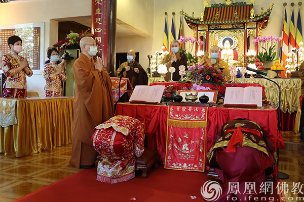 新人谢师(图片来源:凤凰网佛教 摄影:梁俊文)