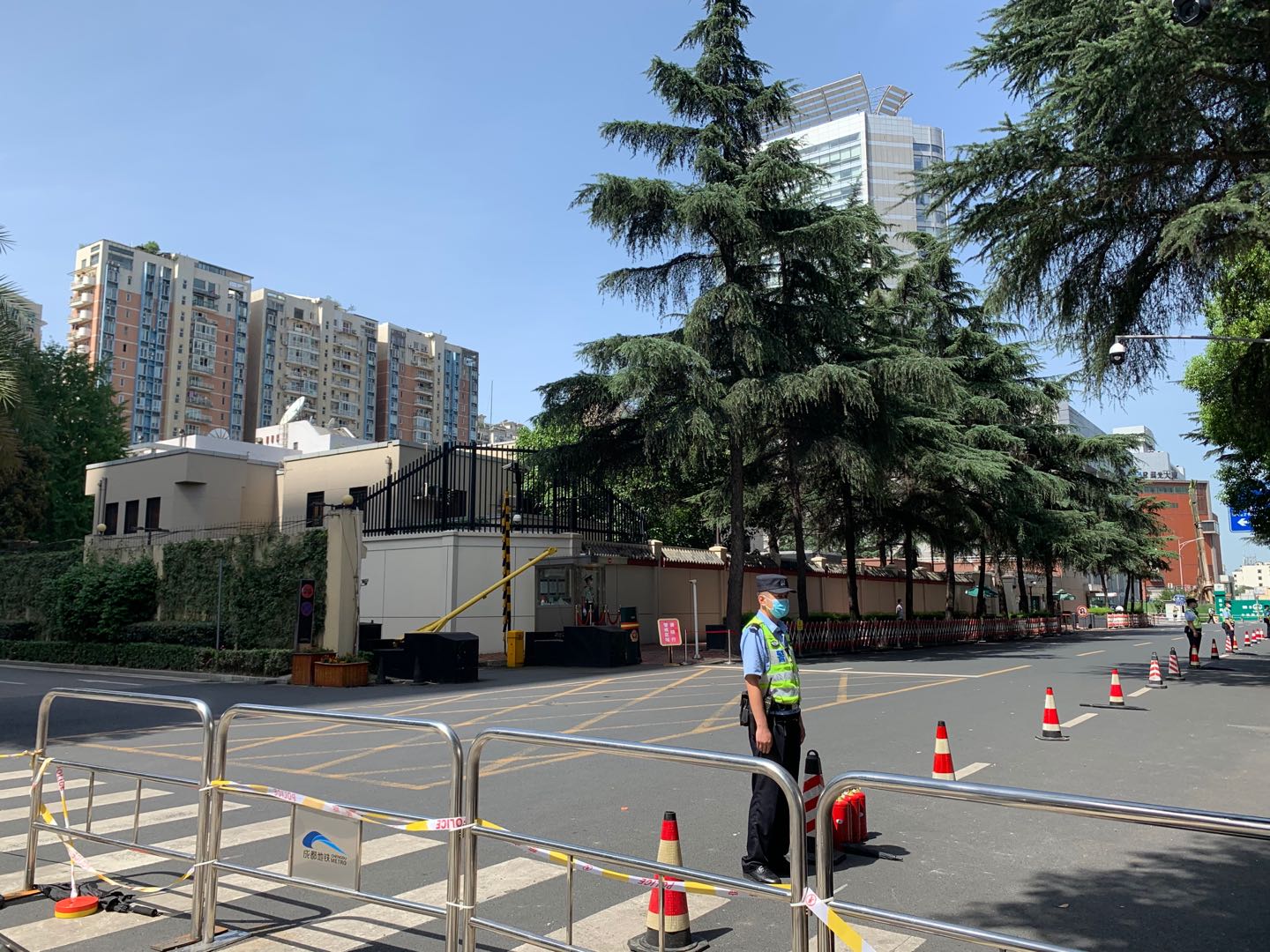 7月26日，成都领事馆路已封闭，社会车辆需绕行。