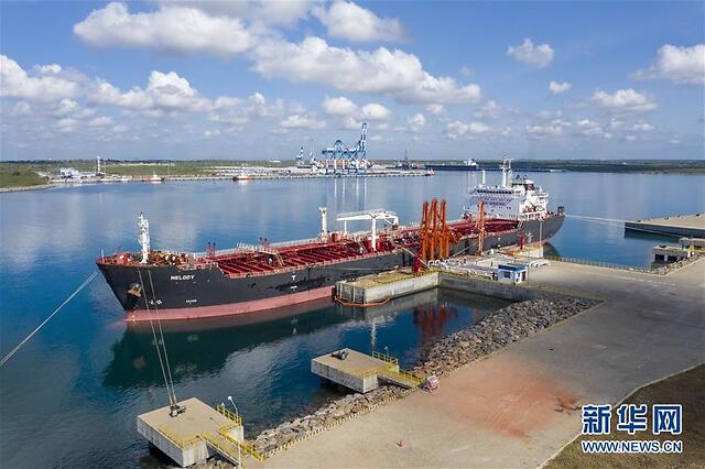 这是4月6日无人机拍摄的在斯里兰卡汉班托塔港作业中的"凯歌"号油船.