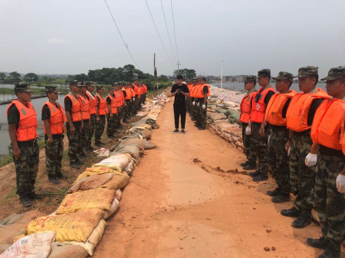 大爱无疆，佳果源慰问一线抗洪战士，捐赠价值45.7万元防汛物资