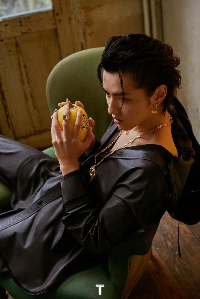 吴亦凡雀斑妆登封 雏菊美甲妖冶迷人演绎春日气息