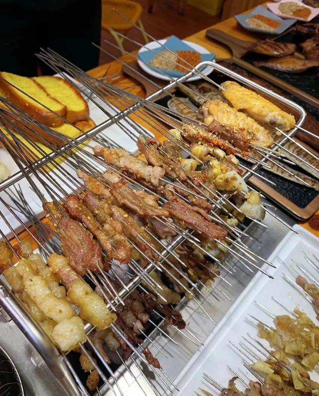 地摊小串按把上烤鱼3块5块种类多长春这家胡同里的小烧烤忒行