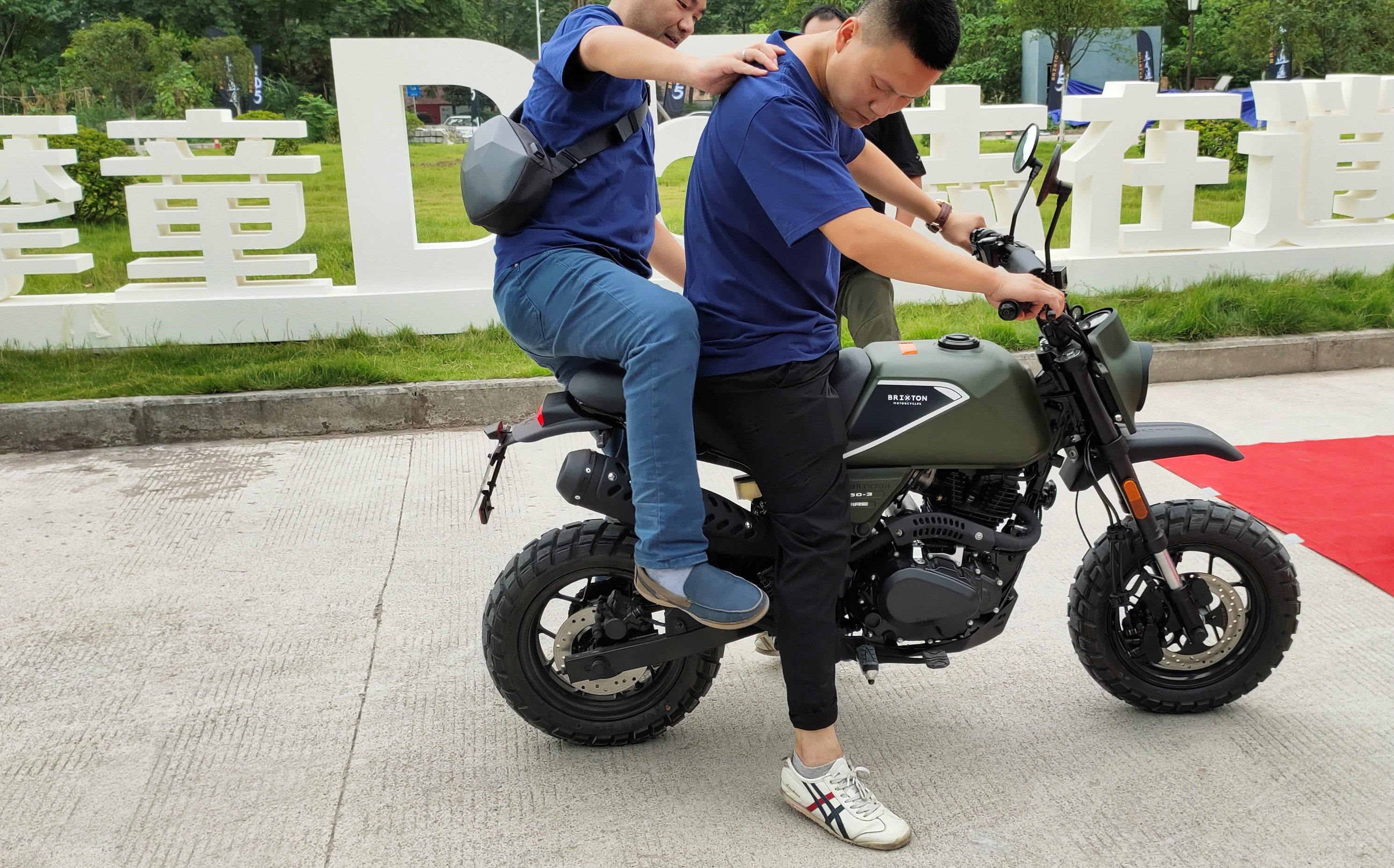 迷你车型,摩童d5的设计风格,非常吸睛,而且改变了以往大家对迷你摩托