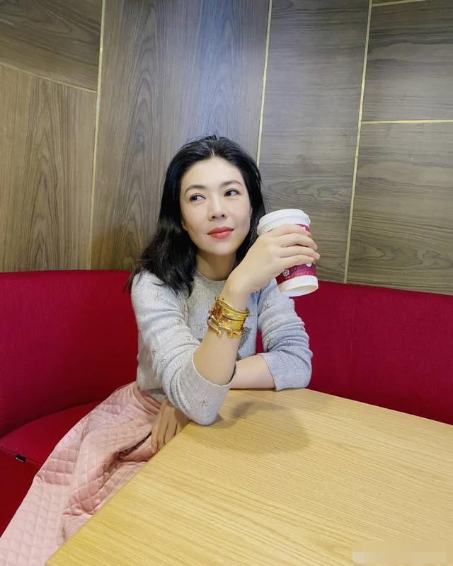 时尚女魔头苏芒大方晒藏品,一套茶壶高达9万,离职后生活仍富裕