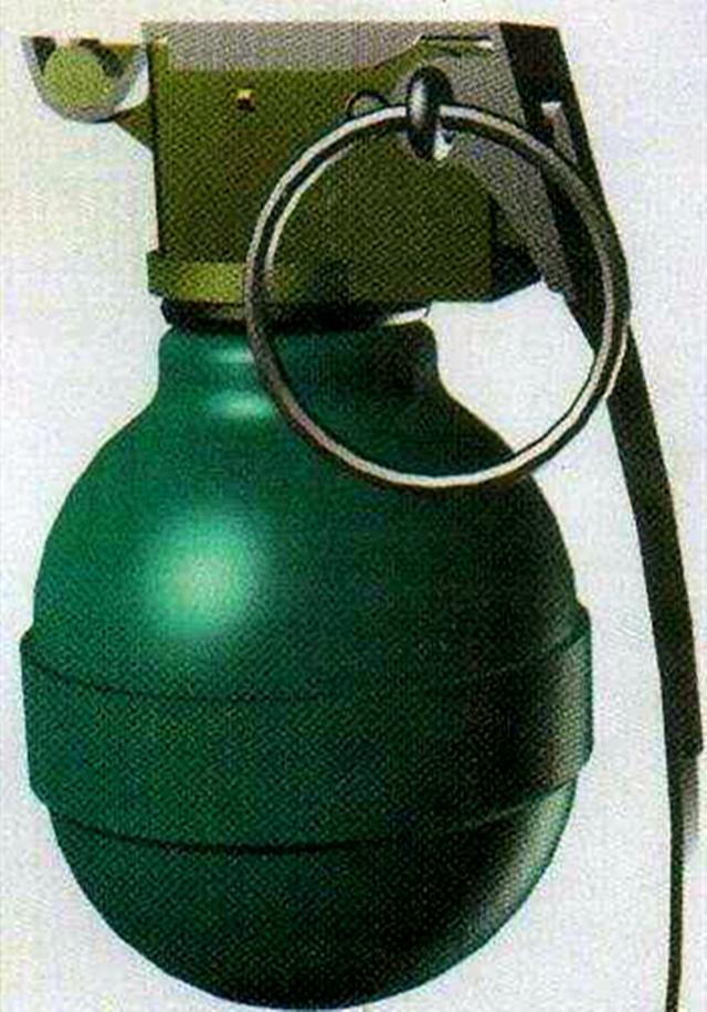 国产闪光手榴弹,爆炸瞬间产生强烈闪光,使目标失去战斗力