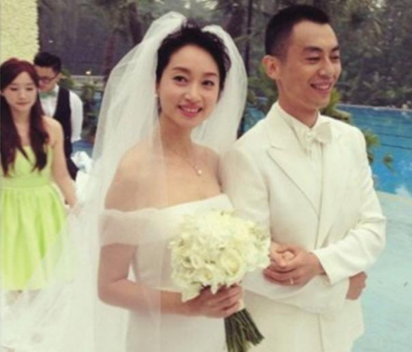 文章再次被拍与美女同回过夜还牵扯到了朱亚文老婆