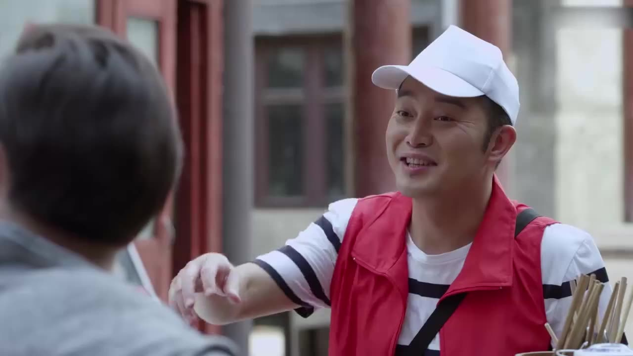 小伙带着外国人照顾妹妹生意,妹夫说英语介绍