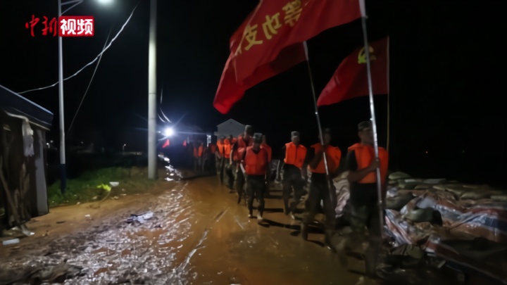 江西鄱阳城郊昌江圩的昼与夜：危堤压“惊” 共护家园