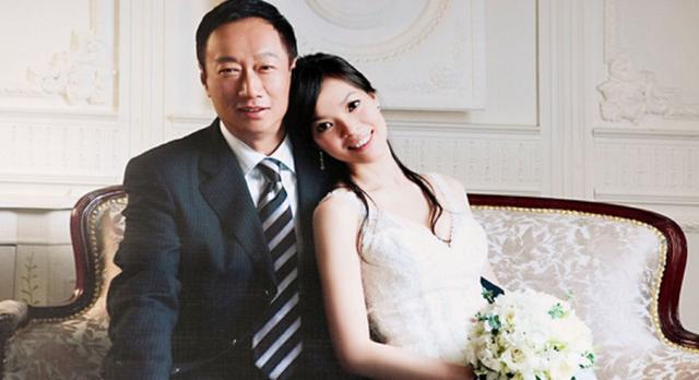 林心如戴超大鸽子蛋与400亿阔太合影,钻石镶满整三圈