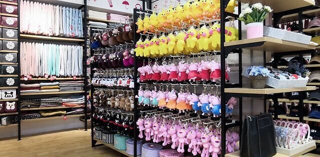 五,店铺特色精品店可以加入一些流行元素,让店铺看起来有新鲜感,突出