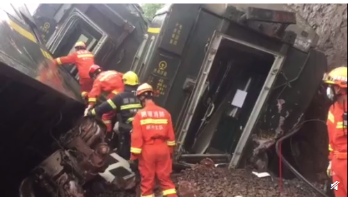 客运火车在湖南境内侧翻 消防员在卫生间发现一被困人员