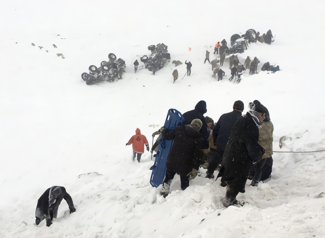 搜寻失踪2人时，土耳其救援人员遭遇雪崩至少33人遇难
