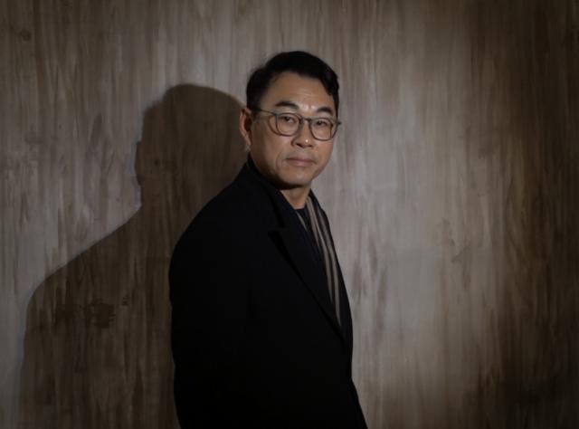 59岁tvb绿叶戴志伟瞒妻牵手女同事后首度露脸情绪激动当街报警