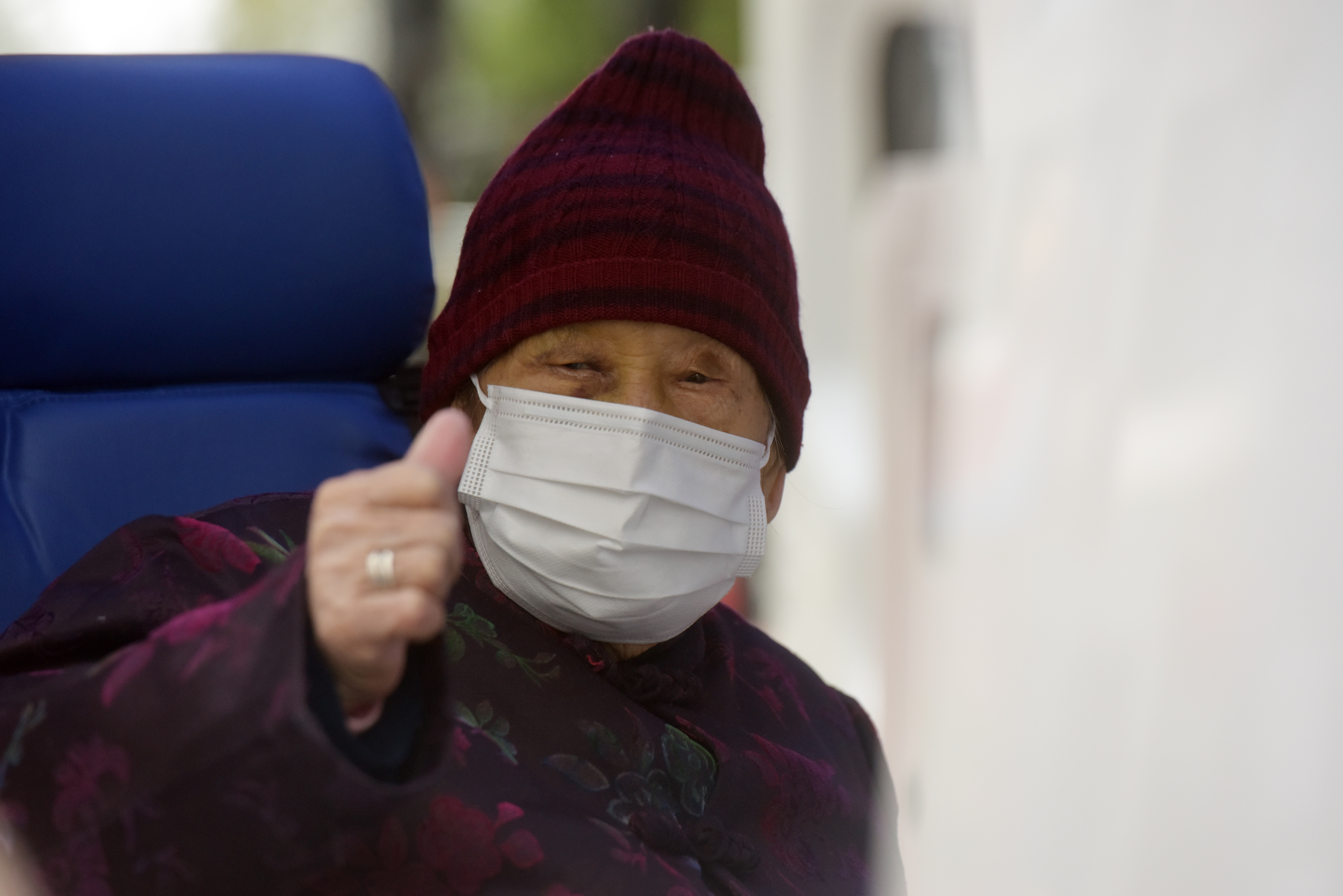 97岁新冠患者治愈出院背后的爱心接力暖了人心