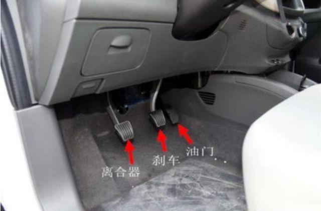 如何避免刹车当成油门踩