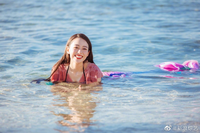 吉娜录节目扮美人鱼,身段曼妙超自信