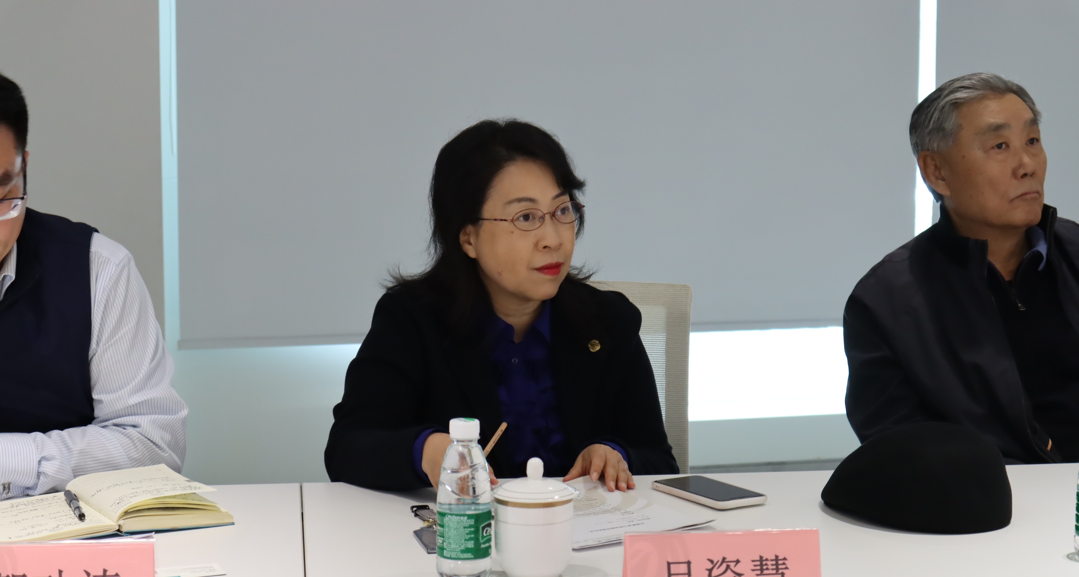 吴炜强先生代表凤凰教育向海信商用显示赠送水晶球 本次合作,双方将