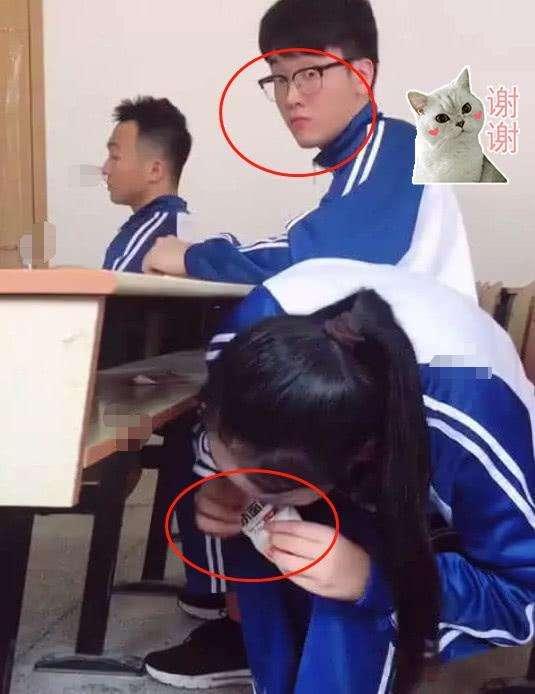 学生偷吃辣条被班主任逮到,同桌的表情亮了,网友:满满的回忆