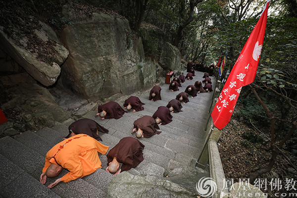 道慈大和尚率众在香云古道朝拜佛顶山（图片来源：凤凰网佛教 摄影：普陀山佛教）