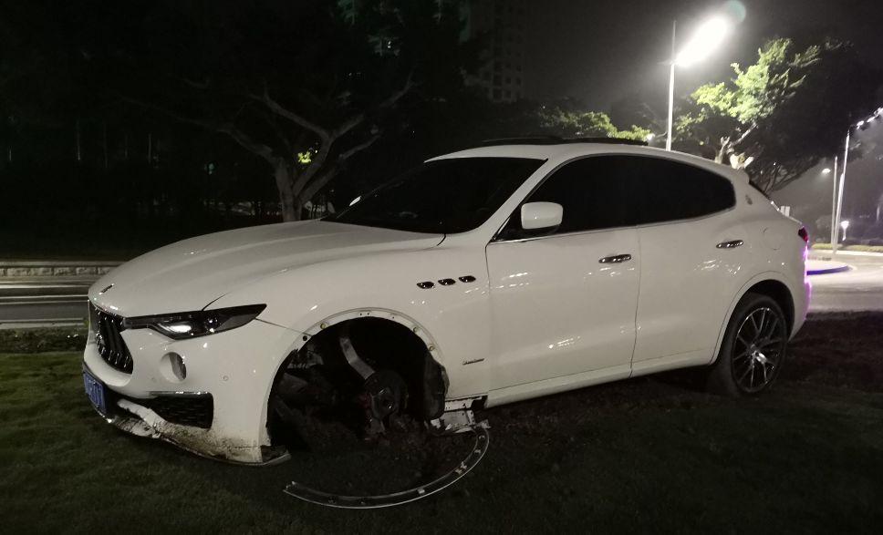 拱北交警白警官赶到现场后,看见一辆粤ccxx17号白色玛莎拉蒂levante冲