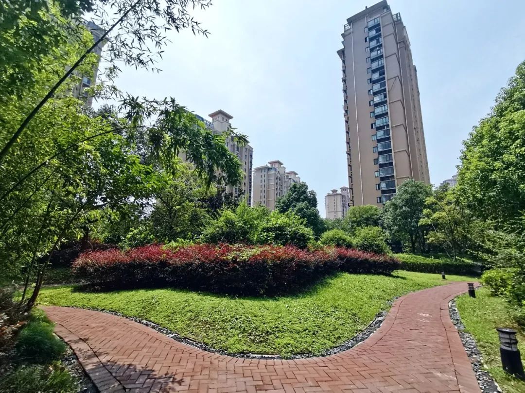南通房谈 润宝 摄 景观绿化 数据显示,景瑞御府的绿化率约38,小区