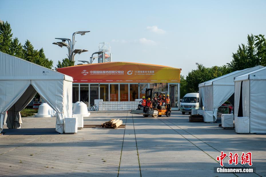 8月28日,北京,参展商进行展台布置。8月中旬,2020年中国国际服务贸易交易会在北京奥林匹克园区临时场馆搭建完毕,转入根据参展商需求的内部装修阶段。 中新社记者 田雨昊 摄