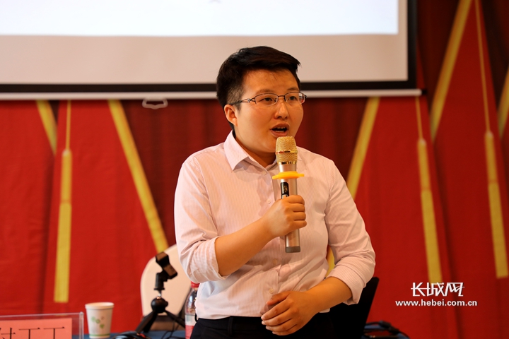 微视频把党课讲成相声这位老师火了