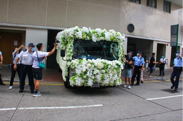 赌王遗体随800万棺木转移!灵车铺满白色鲜花,猷龙捧亡父亲遗照