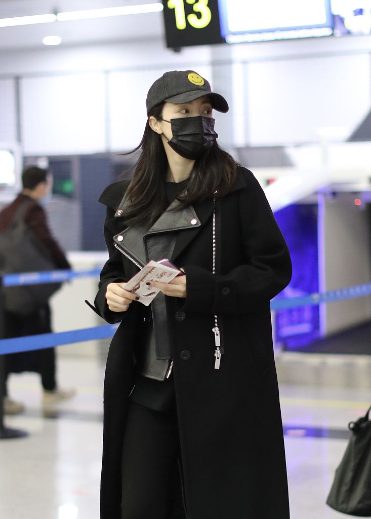 董璇参加浪姐2初舞台后现身戴棒球帽一身全黑look有点酷