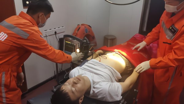 东海救助局联合上海七院举行远程医疗救护演练