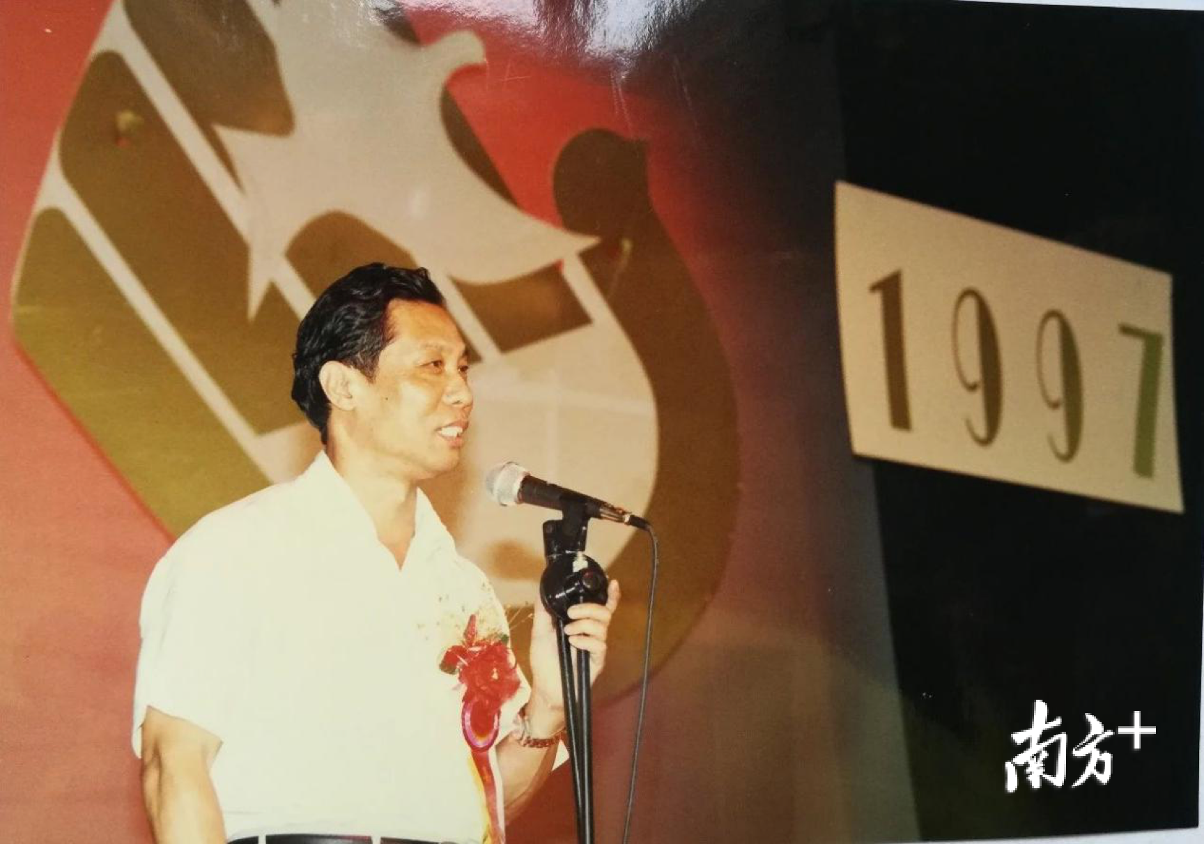 钟南山到母校为自己的塑像揭幕,勉励学子学医