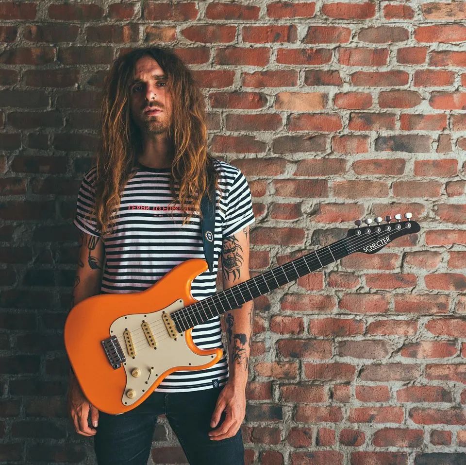 再现恐怖海峡吉他大师markknopfler使用过的schecter吉他