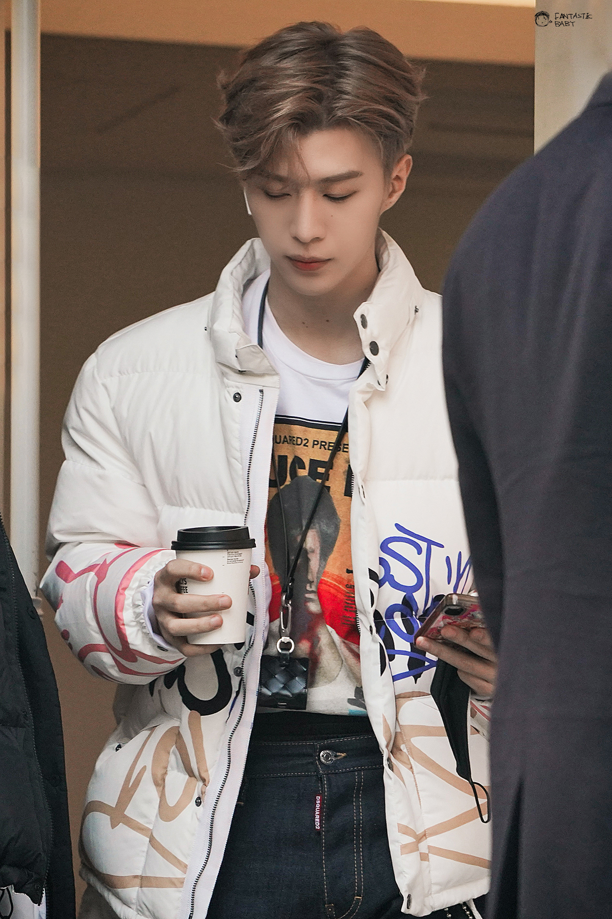 范丞丞首尔上班饭拍帅气来袭张扬少年整装待发前往发布派对