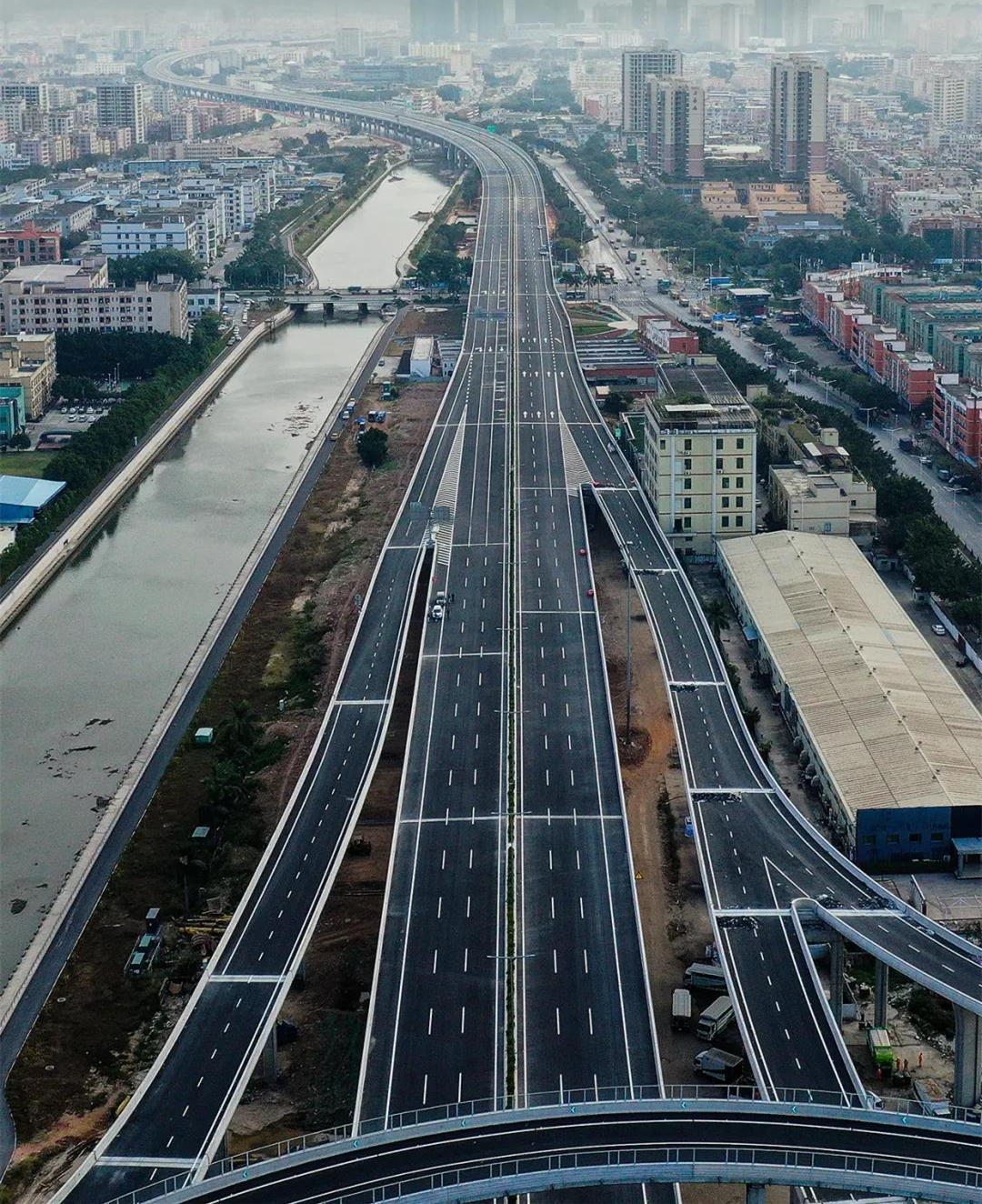 这次通车的深圳段一期工程,起点接广深沿江高速公路,往东经宝安,光明