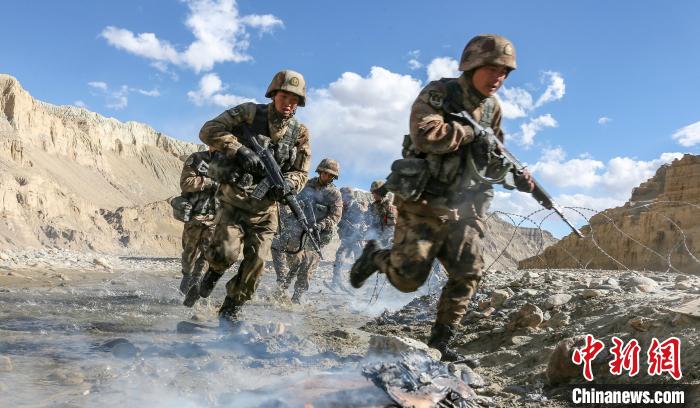 图为西藏阿里军分区某边防团官兵向预定地域奔袭. 刘晓东 摄