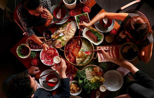 天寒地冻,是一家人绕桌吃火锅的好时节,还是一窝端的好机会?__凤凰网