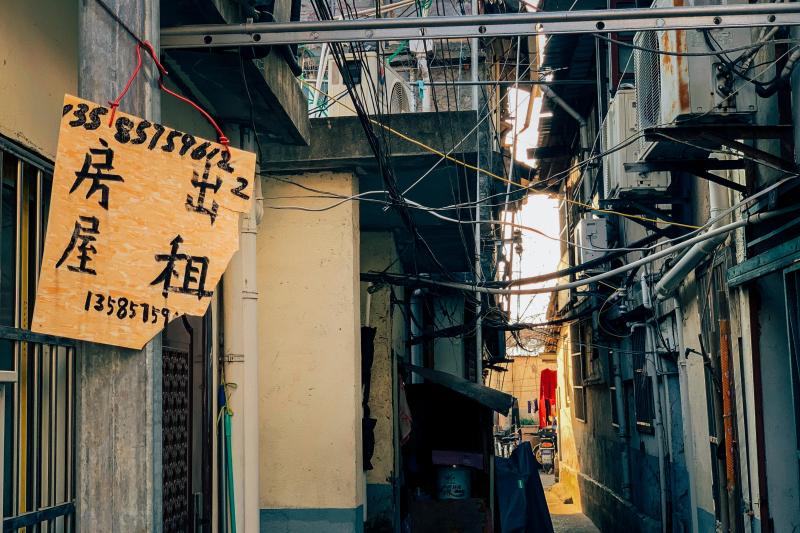 疫情中的上海“城中村”：一天不开工 意味着一天没收入