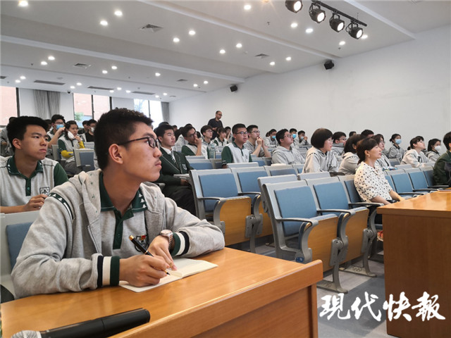 许春卉 记者 黄艳)近日,南京师范大学附属中学秦淮科技高中首届"