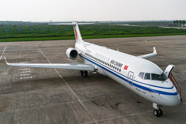国有三大航同日接收首架国产支线arj21客机