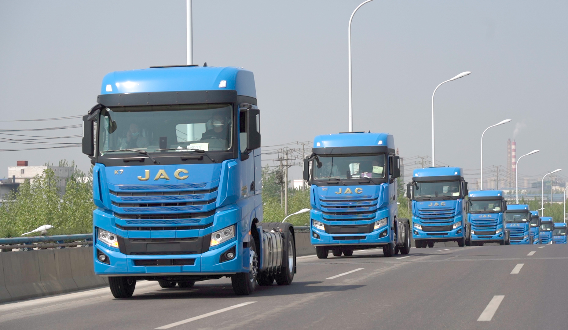 备战618中通快递再添2300台高运力牵引车