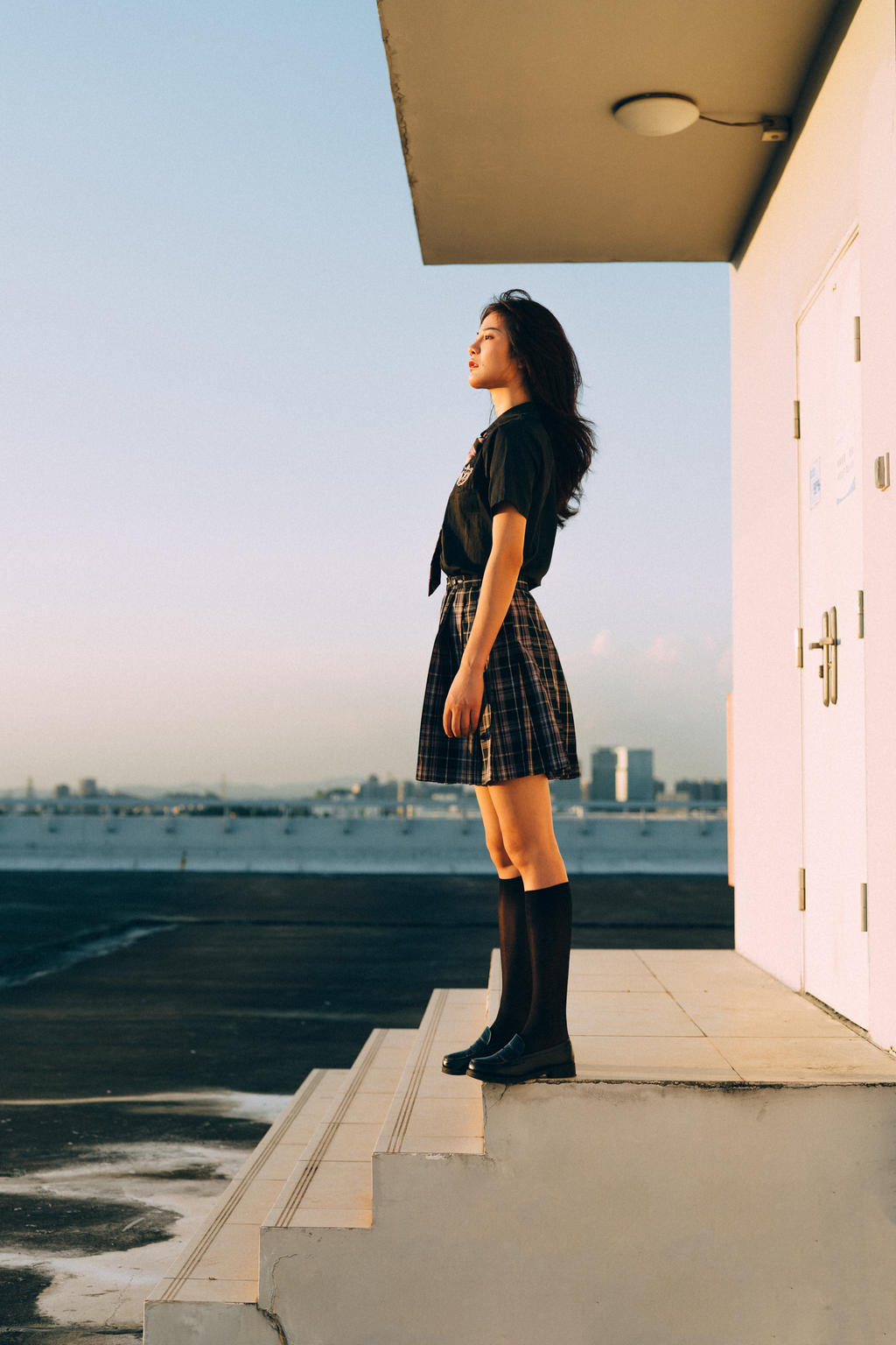 暖色调夕阳逆光天台jk写真__凤凰网