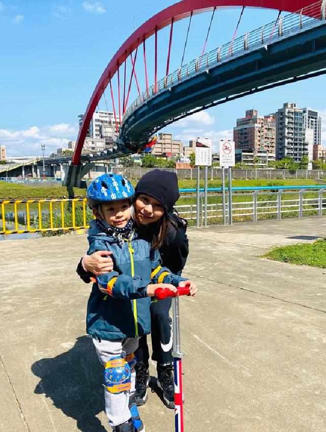 徐若瑄儿子罕见曝光,4岁小子全副武装,颜值超高果然是亲生的