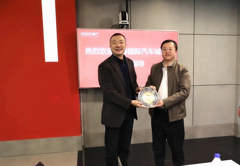 刘运佳副主任将奖牌交到吉林省广告产业园管委会主任王启民手中缘起